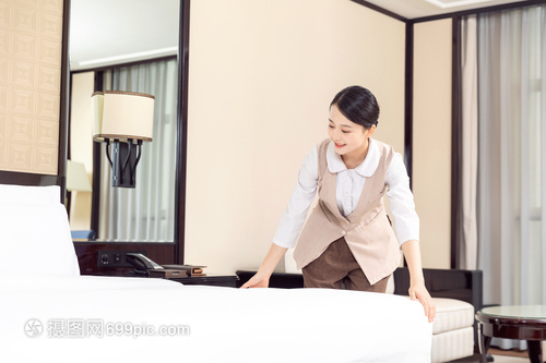 精于细节，始于床铺 酒店管理中保洁员铺床的艺术与规范